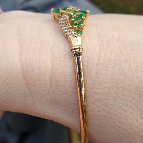 Emerald and diamond Omega bracelet, 14k yellow gold - Picture 10 of 13